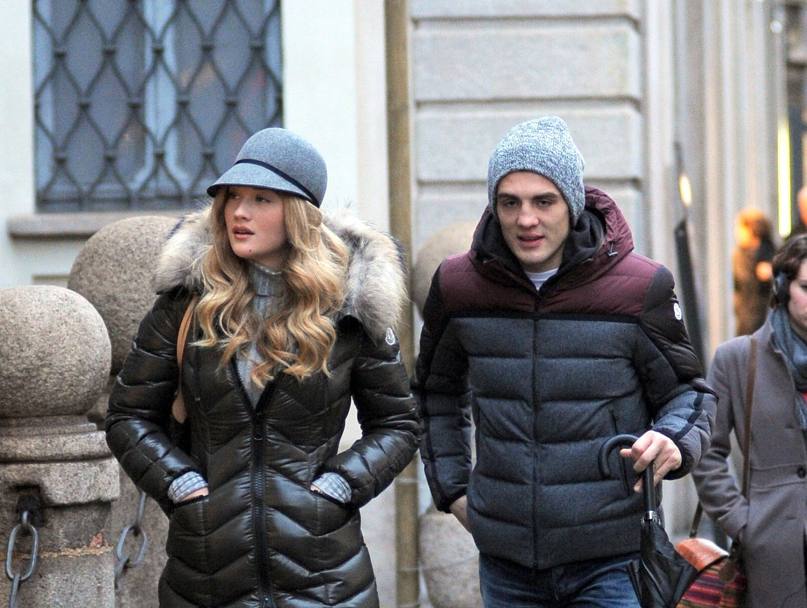 Mateo Kovacic, nazionale serbo e calciatore dell’Inter, passeggia in centro a Milano con la fidanzata Izabel Andrijanic, modella croata di origine svizzera (Olycom)